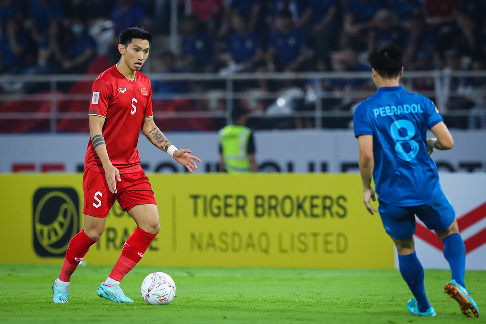 Mọi nỗ lực cùng với khát khao chiến thắng ấy ngay lập tức được đội tuyển Việt Nam thể hiện ngay từ những phút đầu tiên trước Thái Lan bằng lối chơi chủ động và thận trọng. (Ảnh: PV/Vietnam+) 