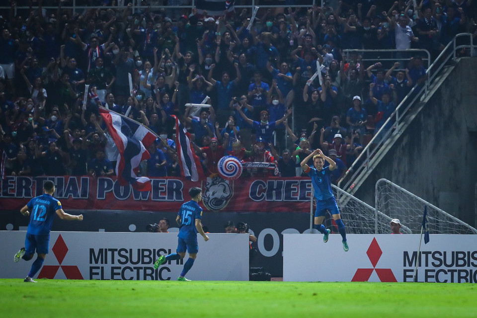 Tuy nhiên, khi chưa tìm thấy bàn thắng quan trọng, đội tuyển Việt Nam đã bị dẫn bàn trước sau cú sút đẳng cấp từ đội trưởng tuyển Thái Lan, hậu vệ Theerathon Bunmathan. (Ảnh: PV/Vietnam+) 