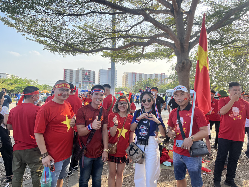 Cổ động viên Việt Nam cho thấy tinh thần lạc quan, thân thiện và không ngần ngại chụp ảnh cùng cổ động viên Thái Lan trước trận đấu. (Ảnh: PV/Vietnam+)