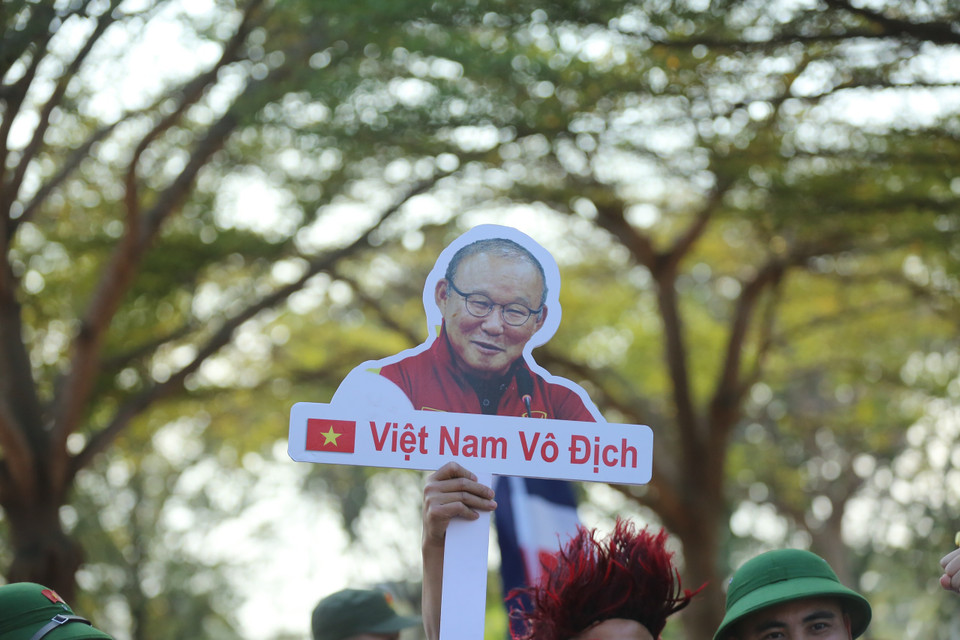 Tất cả người hâm mộ đều đang chờ đợi đội tuyển Việt Nam chiến thắng và giành chức vô địch, qua đó khép lại giải đấu cuối cùng với huấn luyện viên Park Hang-seo. (Ảnh: PV/Vietnam+)