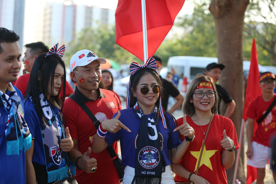 Cổ động viên Thái Lan cũng rất hiếu khách, sẵn sàng chào đón cổ động viên Việt Nam tới xem và cổ vũ cho trận chung kết được ví như trong mơ của bóng đá khu vực Đông Nam Á. (Ảnh: PV/Vietnam+)