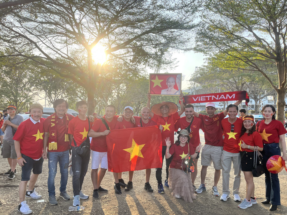 Với sắc đỏ truyền thống, cổ động viên sẵn sàng đồng hành cùng đội tuyển Việt Nam. (Ảnh: PV/Vietnam+)