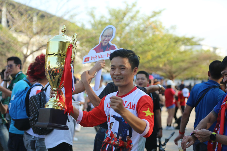 Tinh thần cổ vũ cuồng nhiệt của khán giả Việt Nam không hề kém cạnh cổ động viên Thái Lan. (Ảnh: PV/Vietnam+)