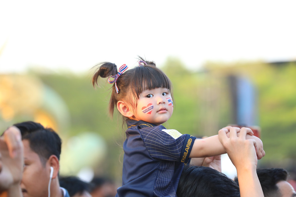 Hình ảnh cổ động viên đáng yêu của đội tuyển Thái Lan trước trận chung kết lượt về AFF Cup 2022. (Ảnh: PV/Vietnam+)