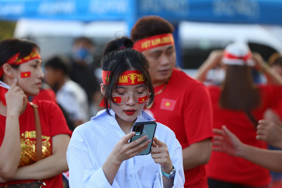 Không ít khán giả bay từ Việt Nam sang Thái Lan để cổ vũ cho đoàn quân áo đỏ sao vàng trên sân khách Thammasat tại Thủ đô Bangkok. (Ảnh: PV/Vietnam+)