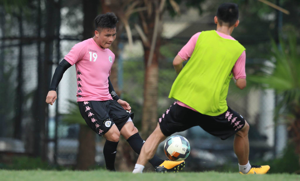 Tiền vệ Quang Hải chơi bóng sung sức, không hề uể oải bất chấp thời tiết nắng gắt lúc 15 giờ chiều. (Ảnh: Phúc Tá/Vietnam+)