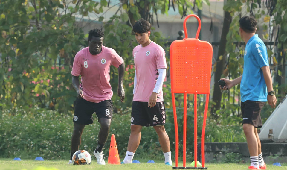 Đội bóng Thủ đô hiện cần chuẩn bị rất kỹ trước khi trở lại thi đấu bởi gặp khó khăn lớn về nhân sự với hàng loạt chấn thương của trụ cột như Đình Trọng, Duy Mạnh. (Ảnh: Phúc Tá/Vietnam+)