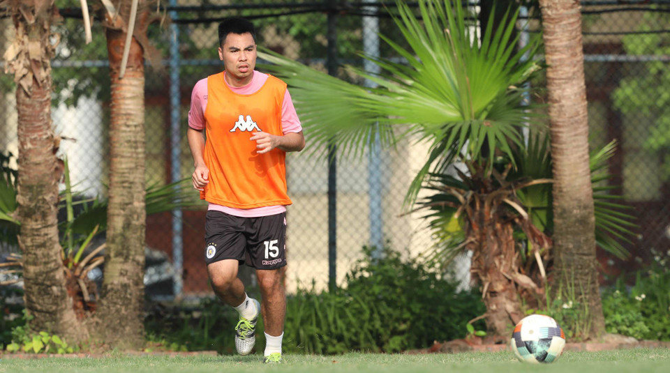 Những ngày gần đây, thời tiết Hà Nội nắng gắt nhưng câu lạc bộ này vẫn duy trì lịch tập thường xuyên. Các cầu thủ thể hiện được tinh thần tập luyện chuyên nghiệp. (Ảnh: Phúc Tá/Vietnam+)