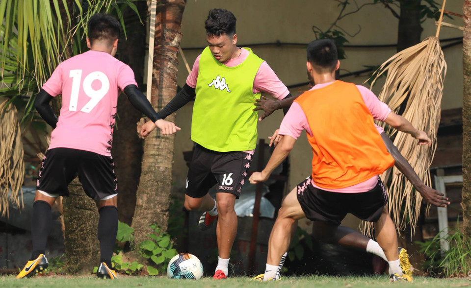 Hà Nội FC chủ yếu rèn luyện thể lực và cảm giác bóng trong khoảng thời gian này để cho cầu thủ sớm bắt nhịp trở lại, chuẩn bị thi đấu V-League và cúp Quốc gia. (Ảnh: Phúc Tá/Vietnam+)