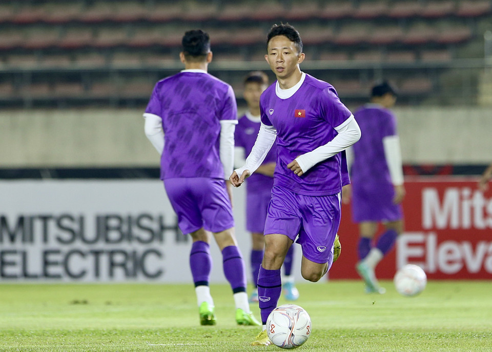 Đội tuyển Việt Nam tập luyện trên sân vận động Quốc gia Lào vào tối nay (20/12) nhằm làm quen với sân thi đấu chính thức ở trận gặp chủ nhà Lào tại lượt trận đầu tiên bảng B AFF Cup 2022. (Ảnh: PV/Vietnam+)