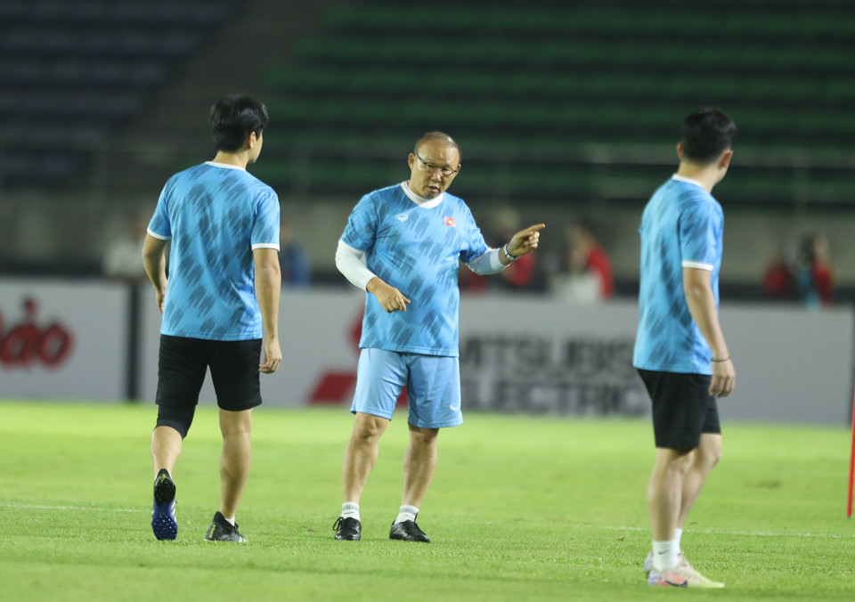 Ông Park thậm chí yêu cầu mọi thiết bị quay chụp tại sân vận động phải được che kín khi đội tuyển bước vào phần tập luyện chiến thuật nội bộ. (Ảnh: PV/Vietnam+)