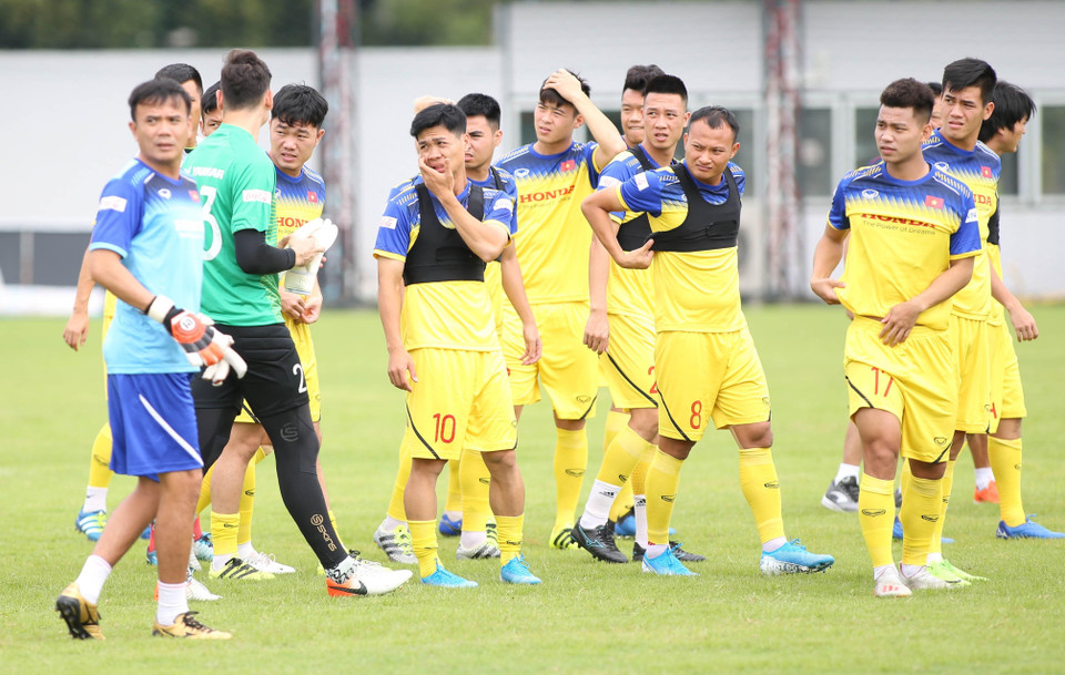 Các tuyển thủ Việt Nam mặc áo có gắn chip để theo dõi quãng đường di chuyển, cường độ tập luyện. (Ảnh: Ngọc Linh/ TTXVN)