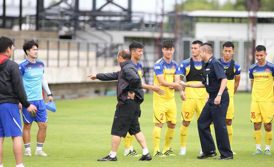 Cựu tiền đạo Thái Lan Piyapong Pue-on (áo đen, đeo kính), đồng đội của ông Park Hang Seo tại CLB FC Seoul, bắt tay cầu thủ Việt Nam trước buổi tập. (Ảnh: Ngọc Linh/TTXVN)