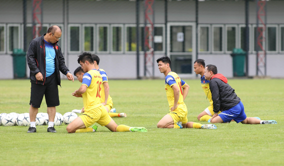 Ông Park Hang Seo trò chuyện với tiền đạo Tiến Linh. (Ảnh: Ngọc Linh/TTXVN)