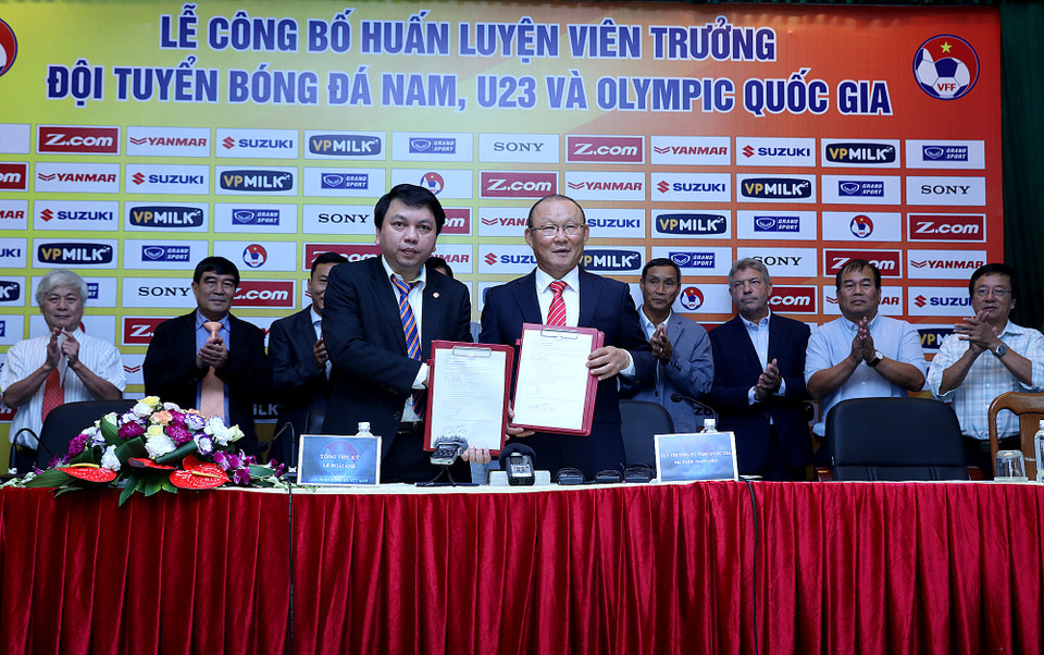 Huấn luyện viên Park Hang-seo lần đầu tiên ký hợp đồng làm việc cùng với Liên đoàn Việt Nam vào ngày 11/10/2017. (Ảnh: VFF) 