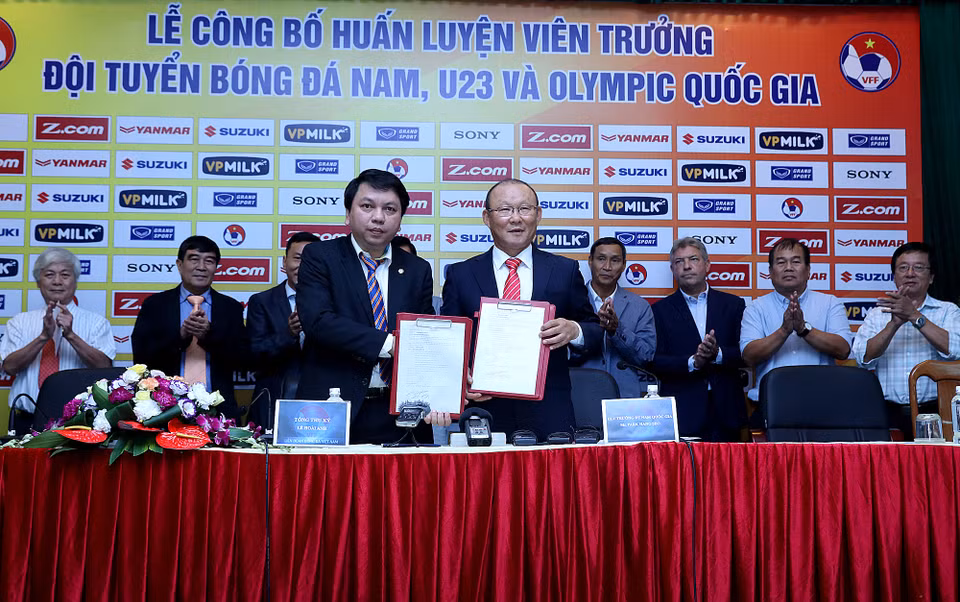 Huấn luyện viên Park Hang-seo lần đầu tiên ký hợp đồng làm việc cùng với Liên đoàn Việt Nam vào ngày 11/10/2017. (Ảnh: VFF) 
