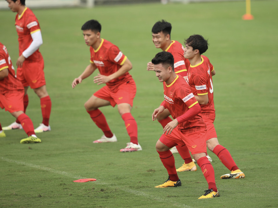 Thời tiết nắng nóng kèm cơn mưa nhẹ khiến không khí tại Hà Nội trở nên oi bức. Điều này đòi hỏi cầu thủ phải tập trung, điều phối thể lực vì dễ mất sức. (Ảnh: PV/Vietnam+)