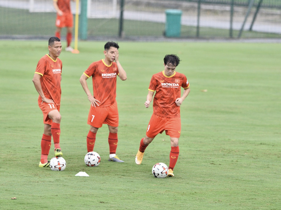 Ở buổi tập này, huấn luyện viên Park Hang-seo tiếp tục dành phần lớn thời gian cho bài tập khởi động, chuyền bóng và sau đó mới tới chiến thuật. (Ảnh: PV/Vietnam+)