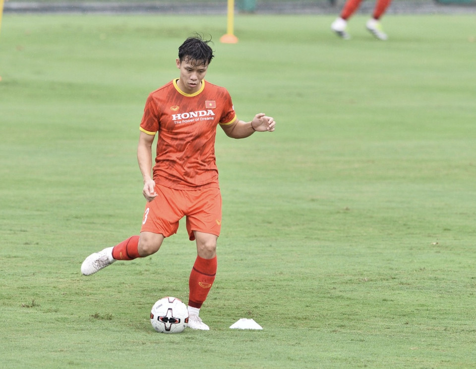 Trong bài tập chuyền bóng theo nhóm, ông thầy người Hàn Quốc bắt cầu thủ đập nhả nhanh một chạm để có thể vận hành chiến thuật trơn tru. (Ảnh: PV/Vietnam+)