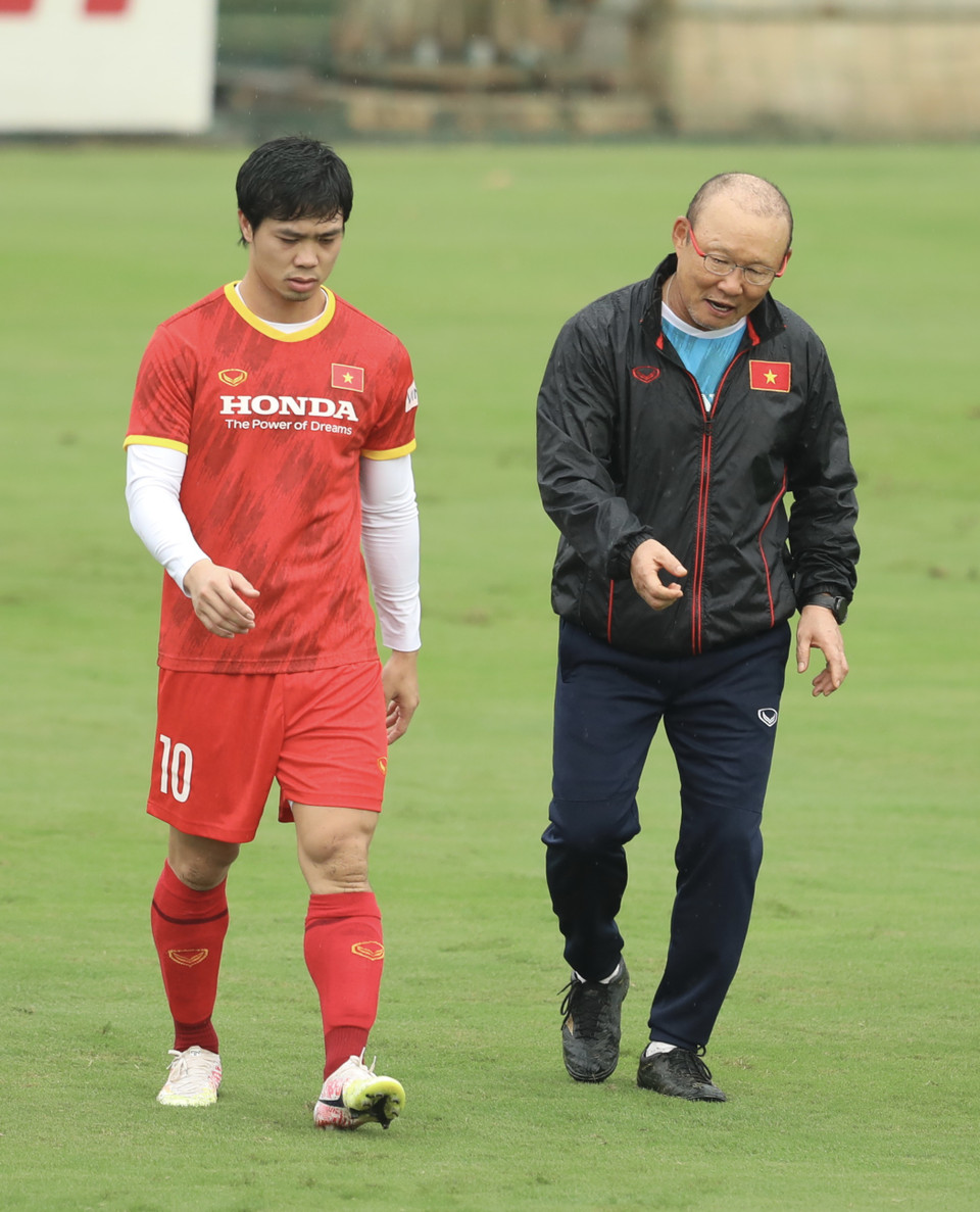 Những cầu thủ thiên về kỹ thuật, thoát pressing nhanh được chỉnh nắn để chơi bóng tốc độ hơn. (Ảnh: PV/Vietnam+)