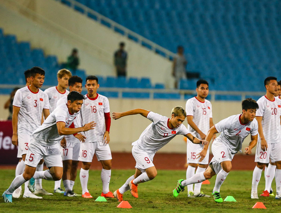 Bởi vậy, tuyển Việt Nam bắt đầu buổi tập nhanh chóng và nghiêm túc, khác với tác phong chậm rãi như ở những buổi tập trước trên sân phụ. (Ảnh: H.H) 