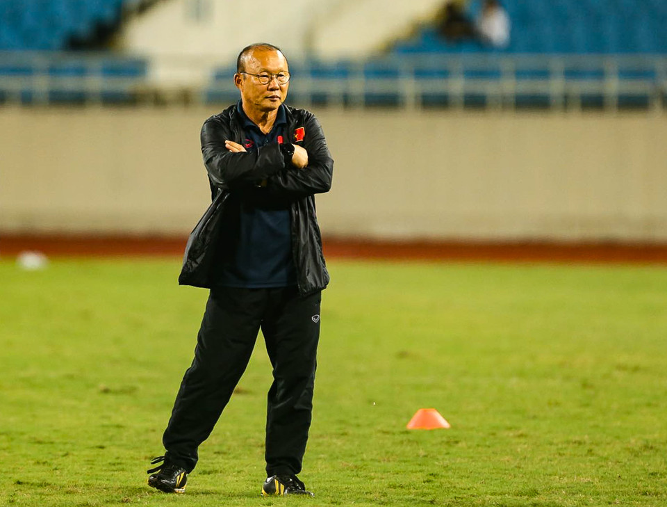 Huấn luyện viên Park Hang-seo có phần trầm tư khi theo dõi các cầu thủ tập luyện. (Ảnh: H.H)