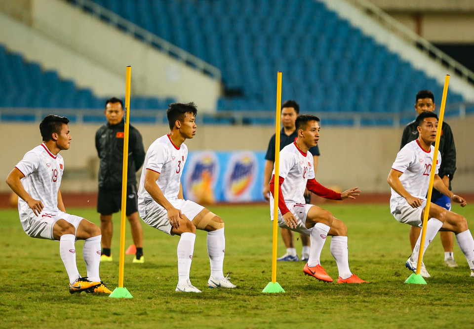 Đội trưởng Quế Ngọc Hải và đồng đội khởi động kỹ lưỡng trước khi bước vào tập luyện. (Ảnh: H.H)