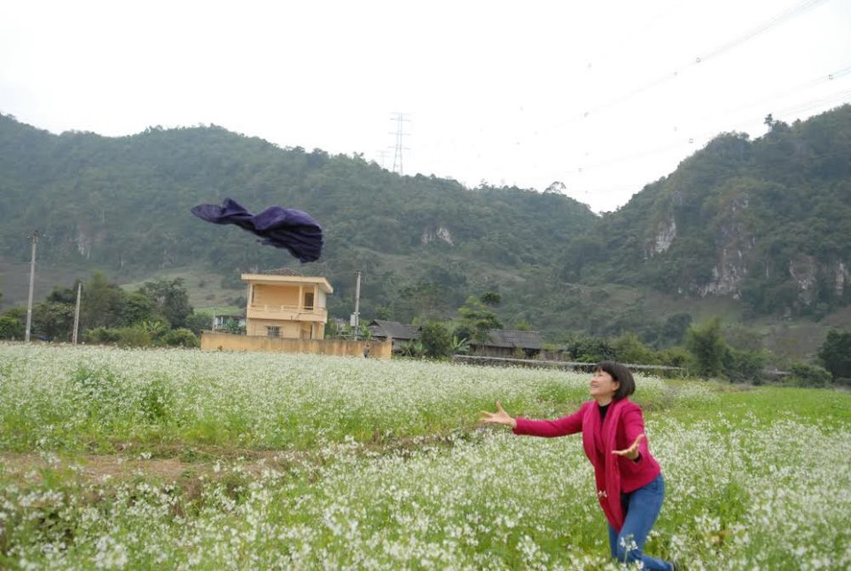 Thỏa sức sáng tạo giữa đồng cải. (Ảnh: Hà Thủy/Vietnam+)