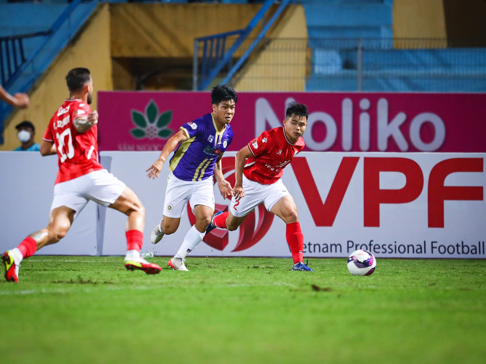 Vì thế, chất lượng trận đấu giữa hai đội không cao như kỳ vọng. Những đường tấn công của đôi bên đều thiếu đi sự sắc bén và hiệu quả để đem về bàn thắng. (Ảnh: PV/Vietnam+)