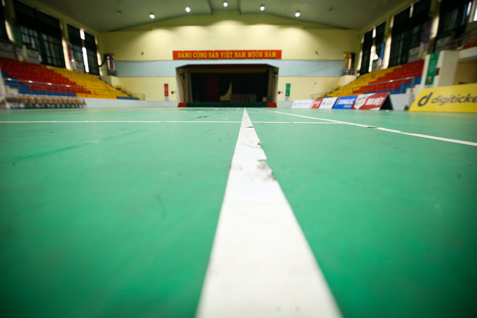 Trong khi đó, công tác khử khuẩn, vệ sinh nhà thi đấu được đảm bảo tuyệt đối vì trước đây nhà thi đấu Đan Phượng được được trưng dụng thành điểm trạm y tế lưu động - khu tiếp nhận và điều trị F0. (Ảnh: PV/Vietnam+)