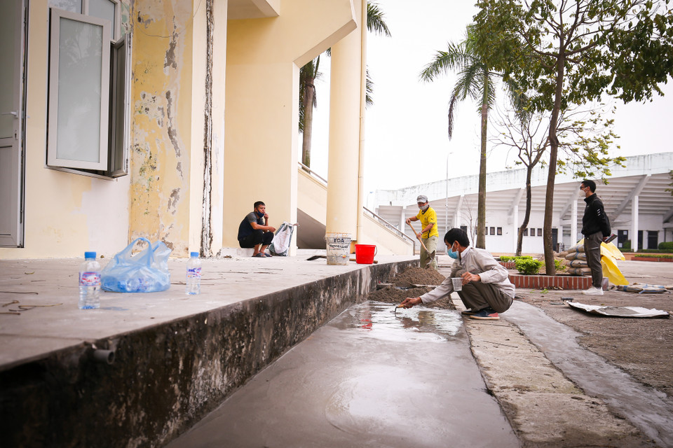 Phía bên ngoài, công tác chuẩn bị cổng chào, trang trí pano,… cũng đang được tiến hành. (Ảnh: PV/Vietnam+)