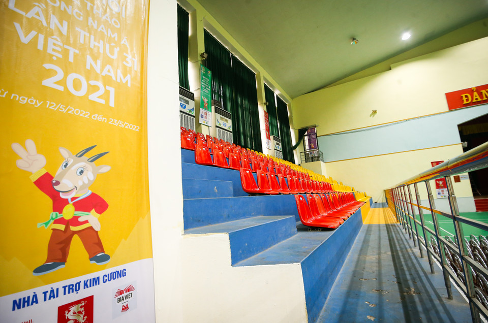 Nhằm phục vụ SEA Games 31, huyện Đan Phượng đầu tư mua sắm, nâng cao chất lượng cơ sở vật chất cho nhà thi đấu như thiết bị các phòng chức năng, cột cờ, bục trao thưởng, lễ tân phục vụ, trang trí khánh tiết… (Ảnh: PV/Vietnam+)