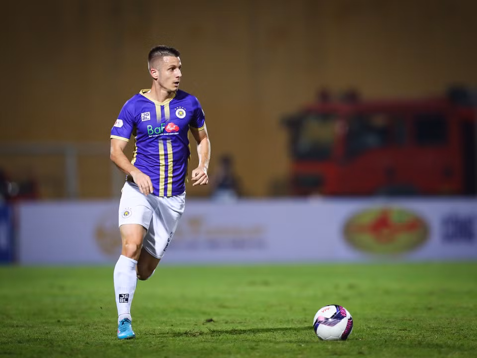 Tiền đạo ngoại binh Siladji cũng chưa có màn ra mắt sân chơi V-League ấn tượng. (Ảnh: PV/Vietnam+)