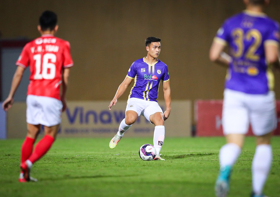 Tuy nhiên, hàng thủ của Hà Nội FC với bộ đôi trung vệ Bùi Hoàng Việt Anh và Thành Chung vẫn đứng vững. (Ảnh: PV/Vietnam+)