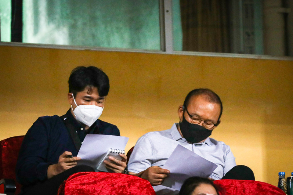 Trên khán đài sân Hàng Đẫy, huấn luyện viên Park Hang-seo cùng trợ lý tới dự khán để kiểm tra chất lượng cầu thủ Hà Nội FC và CLB TP.HCM nhằm phục vụ cho đội tuyển Việt Nam. (Ảnh: PV/Vietnam+)