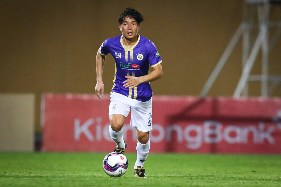 Trong hiệp đầu tiên, Hà Nội FC nắm quyền chủ động và liên tiếp có những đường tấn công biên nguy hiểm. Nhưng hàng công gồm Tuấn Hải và Vũ Minh Tuấn không thể tận dụng cơ hội. Trong khi đó, hàng tiền vệ gồm Đức Huy, Trương Văn Thái Quý (trong ảnh) không thể tạo đột biến. (Ảnh: PV/Vietnam+)