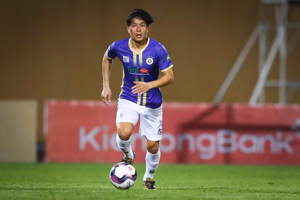 Trong hiệp đầu tiên, Hà Nội FC nắm quyền chủ động và liên tiếp có những đường tấn công biên nguy hiểm. Nhưng hàng công gồm Tuấn Hải và Vũ Minh Tuấn không thể tận dụng cơ hội. Trong khi đó, hàng tiền vệ gồm Đức Huy, Trương Văn Thái Quý (trong ảnh) không thể tạo đột biến. (Ảnh: PV/Vietnam+)