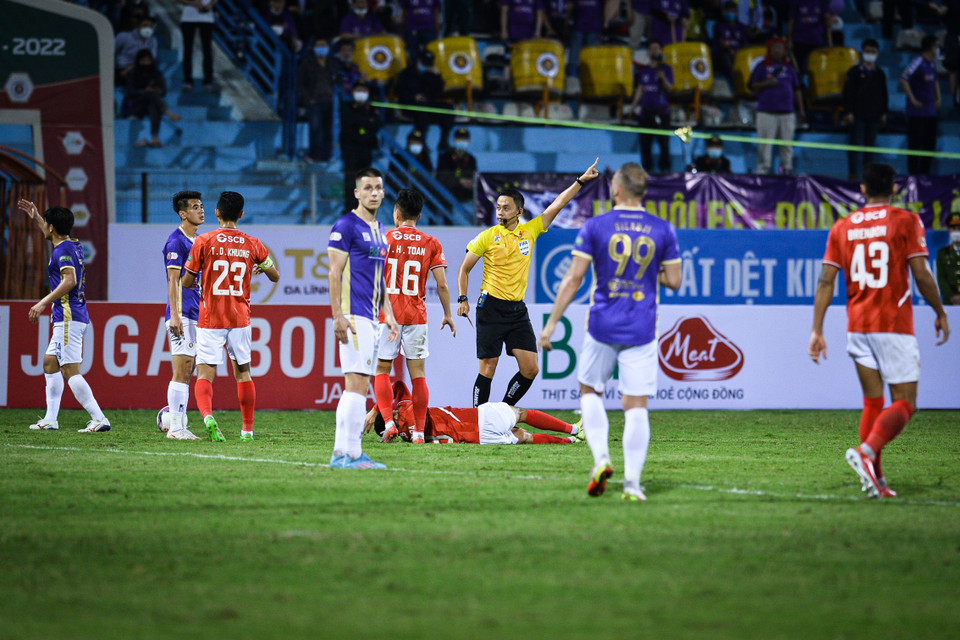 Điểm nhấn của trận đấu nằm ở phút 57 khi trọng tài chính Ngô Duy Lân rút thẻ đỏ trực tiếp dành cho hậu vệ Văn Kiên bên phía Hà Nội với pha vào bóng quyết liệt trên mức cần thiết. (Ảnh: PV/Vietnam+)