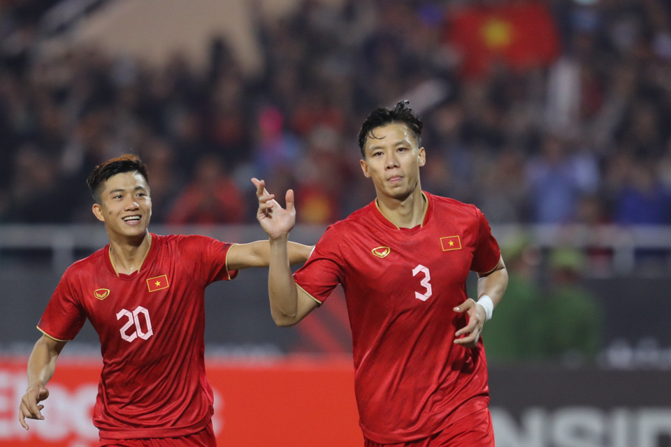 Nhờ chơi chắc chắn và tự tin trong thế trận thiếu người, đội tuyển Việt Nam ghi được bàn thắng thứ hai ở phút 64 sau khi hậu vệ Đoàn Văn Hậu bị hậu vệ đối phương chơi xấu sau một pha va chạm. (Ảnh: PV/Vietnam+)