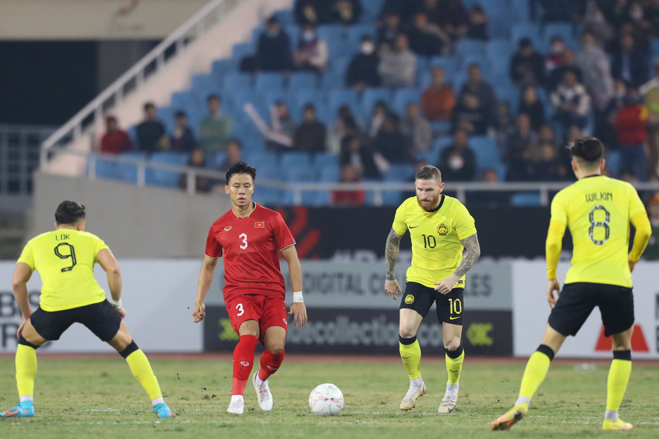 Điều này khiến đội tuyển Việt Nam đánh rơi lợi thế dẫn bàn và phải chủ động phòng ngự khi Malaysia dâng cao đội hình hơn sau khi chơi hơn người. (Ảnh: PV/Vietnam+)