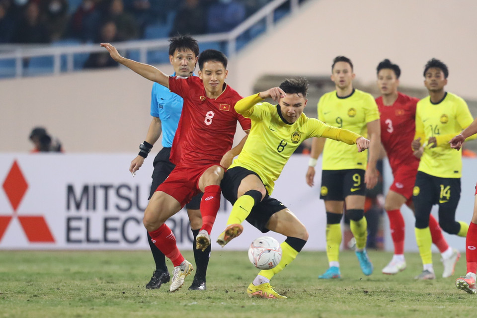 Dù nhập cuộc gặp nhiều khó khăn từ lối chơi áp sát của Malaysia, song đội tuyển Việt Nam nhanh chóng lấy lại quyền chủ động nhờ kiểm soát bóng tốt hơn với dàn tuyển thủ giàu kỹ thuật. (Ảnh: PV/Vietnam+)