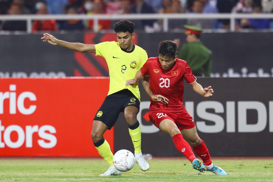 Trong thế trận thiếu người, tiền vệ Phan Văn Đức chơi hay nhất bên phía tuyển Việt Nam với những kỹ thuật qua người khéo léo để tạo nên những đường tấn công chớp nhoáng. (Ảnh: PV/Vietnam+)