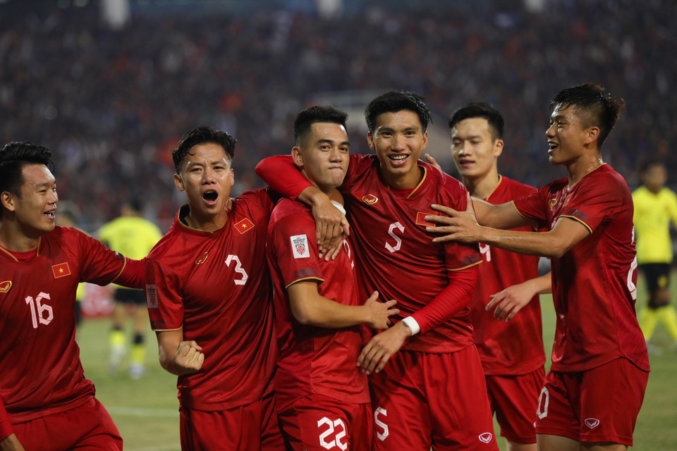 Đội tuyển Việt Nam đánh bại Malaysia trên sân nhà Mỹ Đình vào tối nay (27/12) tại AFF Cup 2022, qua đó vươn lên dẫn đầu bảng B với 6 điểm và nắm lợi thế lớn trong việc giành vé vào bán kết. (Ảnh: PV/Vietnam+)