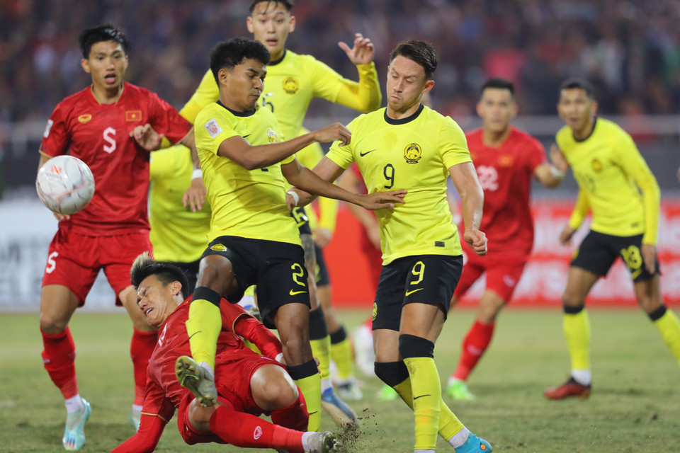 Sau tình huống này, đội tuyển Malaysia xuống tinh thần rõ rệt và không còn tổ chức được các đường tấn công nguy hiểm. (Ảnh: PV/Vietnam+)