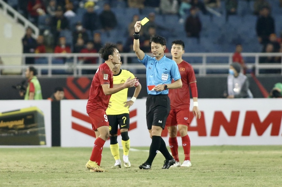 Cầu thủ Hoàng Anh Gia Lai vào bóng bằng gầm giày và phải nhận thẻ vàng thứ hai từ trọng tài chính. (Ảnh: PV/Vietnam+)