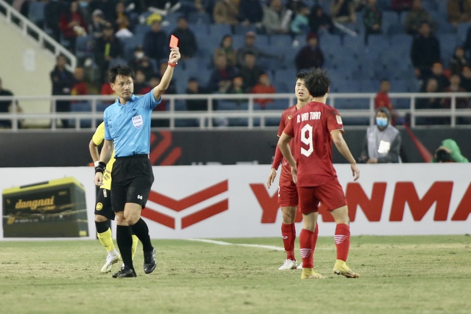 Tuy nhiên, chỉ 3 phút sau bàn thắng, đội tuyển Việt Nam đã phải gặp bất lợi với tấm thẻ đỏ gián tiếp của tiền đạo Văn Toàn. (Ảnh: PV/Vietnam+)
