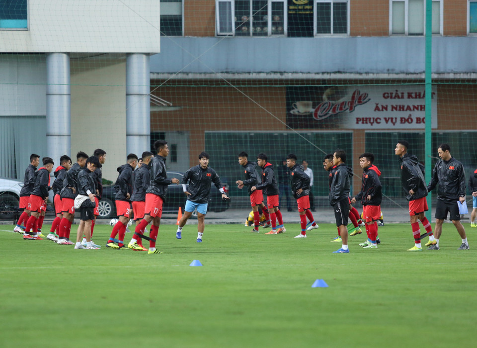 Chia sẻ trước buổi tập, ông Park cho biết muốn U22 Việt Nam tập nặng, rèn thể lực, sức bền ở 14 ngày tập trung đợt này. (Ảnh: Hiển Nguyễn/Vietnam+) 