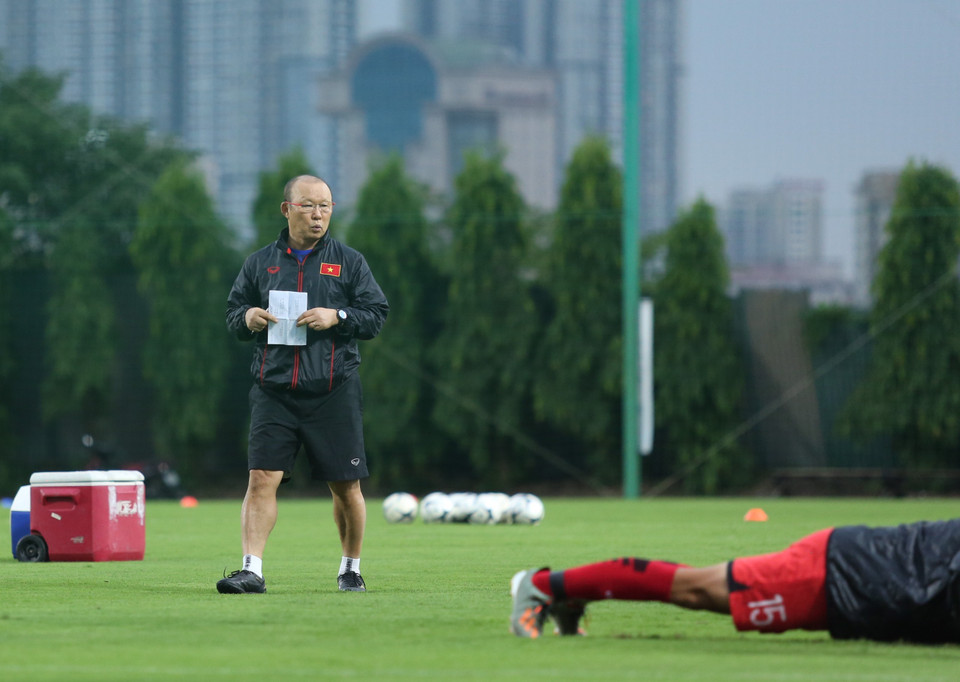Huấn luyện viên Park Hang-seo di chuyển liên tục khắp sân để chỉ đạo trực tiếp chứ không chỉ giao công việc cho đội ngũ trợ lý. (Ảnh: Hiển Nguyễn/Vietnam+) 