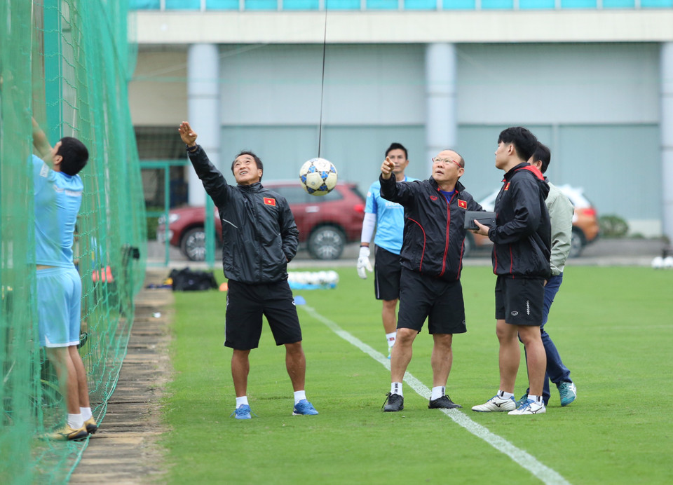 Ngay trước buổi tập, ông cũng tự tay điều chỉnh, xây dựng bài tập đánh đầu cho U22 Việt Nam. (Ảnh: Hiển Nguyễn/Vietnam+) 