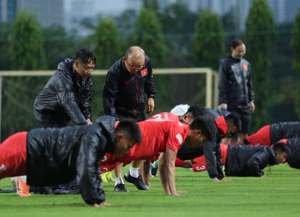 Ông thầy người Hàn Quốc không đứng quan sát, chỉ đạo bao quát mà thường xuyên nhắc nhở khắt khe với cầu thủ trong từng động tác. (Ảnh: Hiển Nguyễn/Vietnam+) 